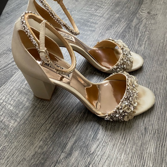 Badgley Mischka Finesse Heels, ivory satin wedding shoes, Size 6 - Picture 8 of 9